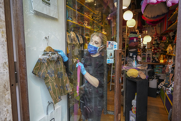 Расте број заражених, а у Италији се ради на припреми за отварање Фазе 2